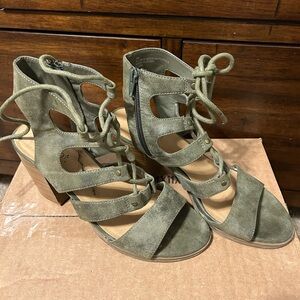Whitemt high heels.